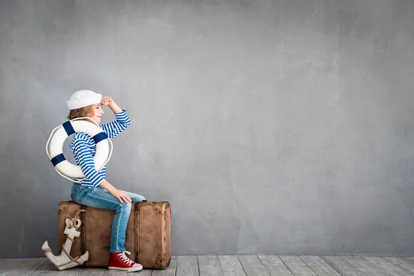 Kind pretenderen te zijn zeeman — Stockfoto