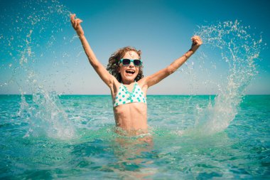 Denizde oynayan mutlu çocuk 