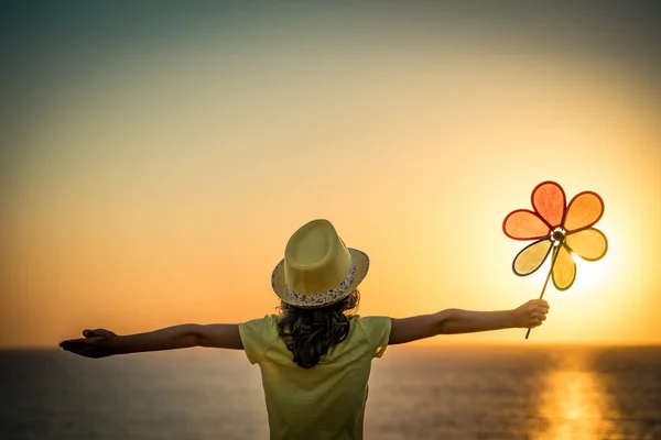 Silhouette eines Kindes am Strand — Stockfoto