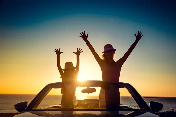 Silhuetas de par feliz — Fotografia de Stock