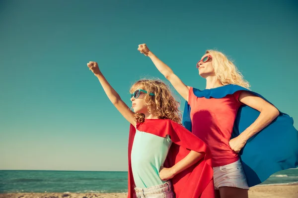 Família de super-heróis na praia — Fotografia de Stock