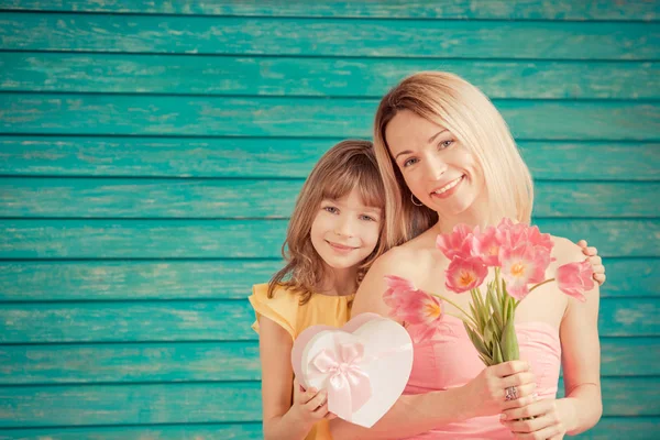 花束と女性と子供 — ストック写真