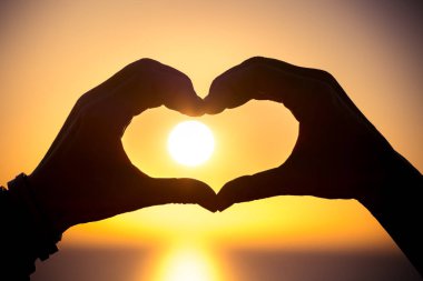 Eller karşı günbatımı gökyüzü silüeti