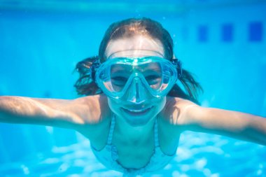 Çocuk yüzme havuzunda eğleniyor