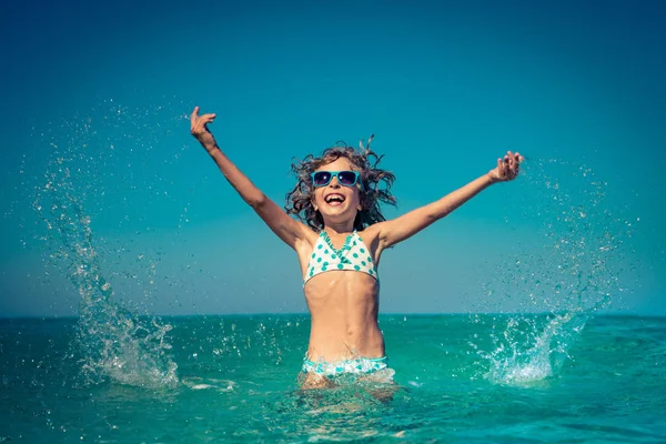 Gelukkig kind spelen in zee — Stockfoto