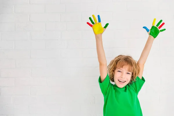 Glückliches Kind, das zu Hause spielt — Stockfoto