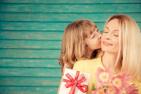 Mulher e criança com buquê de flores — Fotografia de Stock