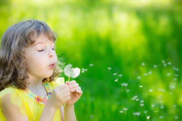 Felice bambino che soffia fiore di dente di leone — Foto Stock