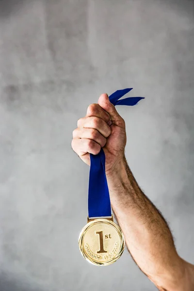 Homem segurando medalha na mão . — Fotografia de Stock