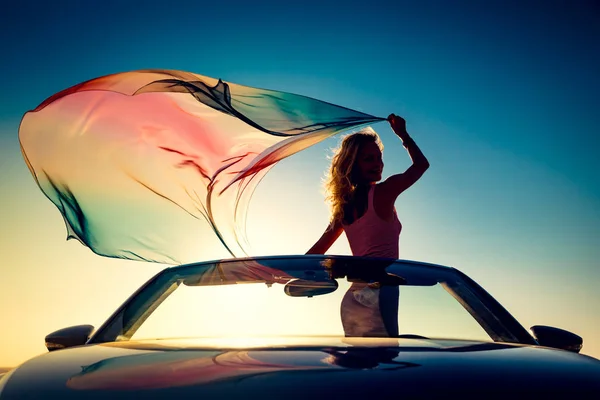 Silhouette de jeune femme à la plage — Photo