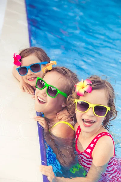 Crianças felizes na piscina — Fotografia de Stock