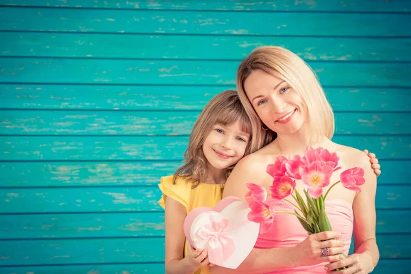 Женщина и ребенок с букетом цветов — стоковое фото