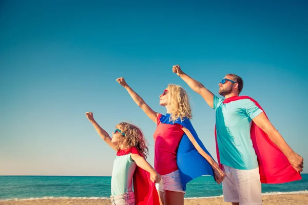 Família de super-heróis na praia — Fotografia de Stock