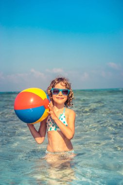 Denizde oynayan mutlu çocuk