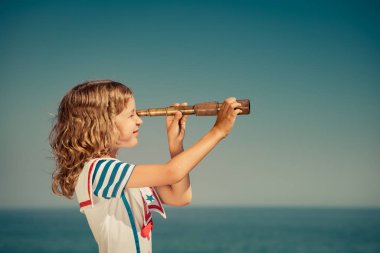 Vintage spyglass yaz tatilde çocukla