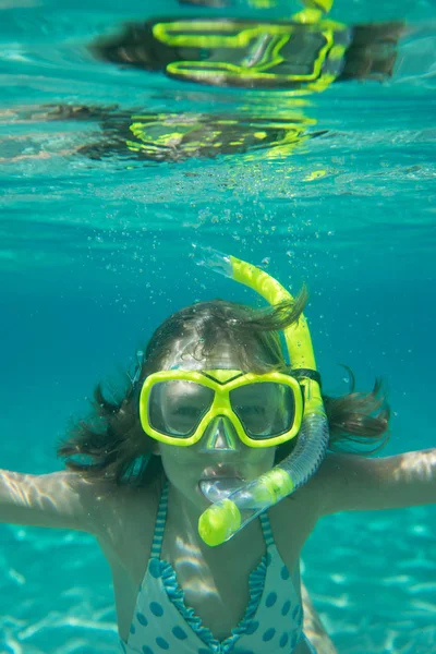 Gelukkig kind spelen in de zee — Stockfoto