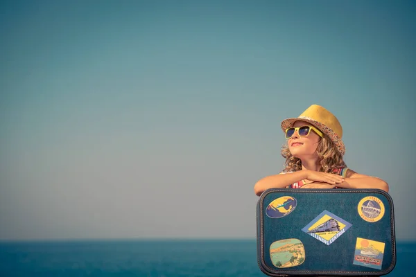 Kind met vintage koffer op zomervakantie — Stockfoto