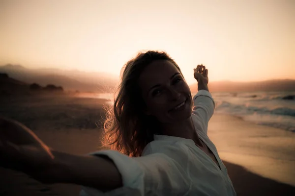 Silhouette de jeune femme à la plage — Photo