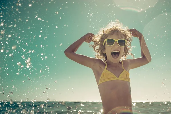 Bambino felice che gioca in mare — Foto Stock