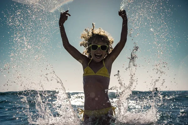 海で遊ぶ幸せな子供 — ストック写真