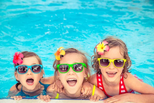 Crianças felizes na piscina — Fotografia de Stock