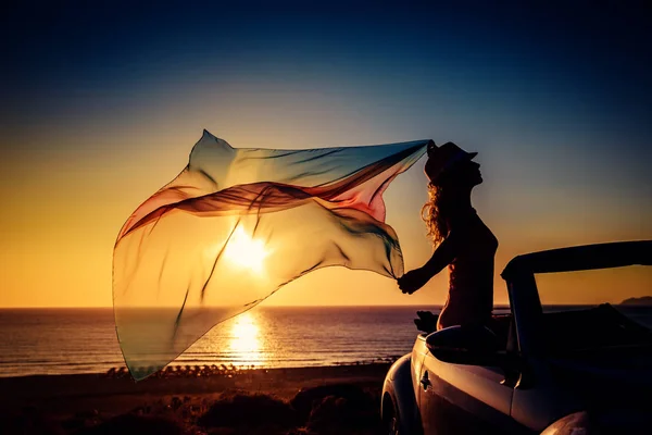 Silhouette einer jungen Frau am Strand — Stockfoto