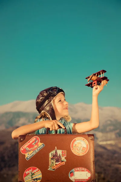 Bambino felice che gioca con aeroplano giocattolo — Foto Stock