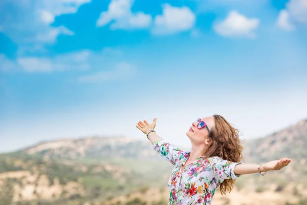 Mutlu bir kadın yaz tatili — Stok fotoğraf