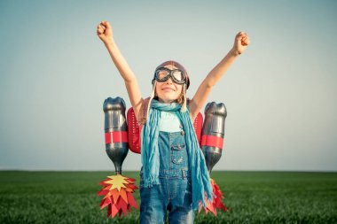 Mutlu çocuk açık eğleniyor