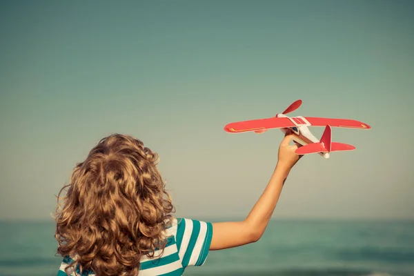 Ευτυχισμένο παιδί παίζει με αεροπλάνο παιχνίδι — Φωτογραφία Αρχείου