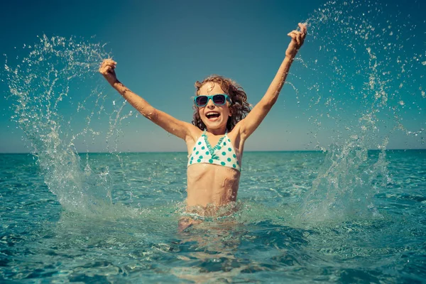 Enfant heureux jouant dans la mer — Photo