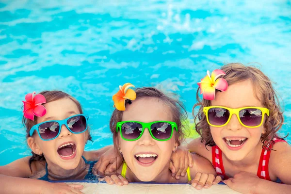 Crianças felizes na piscina — Fotografia de Stock