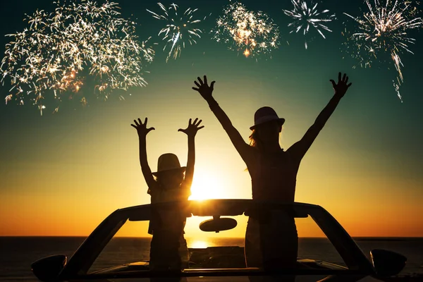 Silhouette de famille heureuse à la plage — Photo