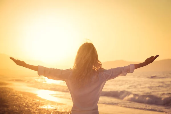 Mujer feliz en vacaciones de verano — Foto de Stock