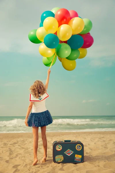 Happy kid playing outdoor against sea and sky — Stock Photo, Image