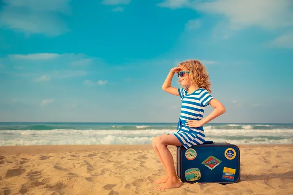 Criança feliz jogando ao ar livre contra o mar e o céu — Fotografia de Stock