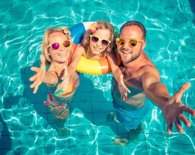 Yüzme havuzunda oynayan aile