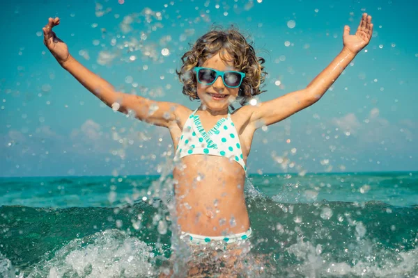 Niño feliz jugando en el mar —  Fotos de Stock