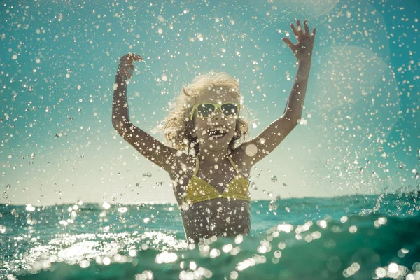 Niño feliz jugando en el mar — Foto de Stock