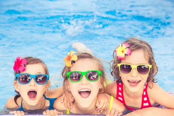 Mutlu çocuklar yüzme havuzunda — Stok fotoğraf