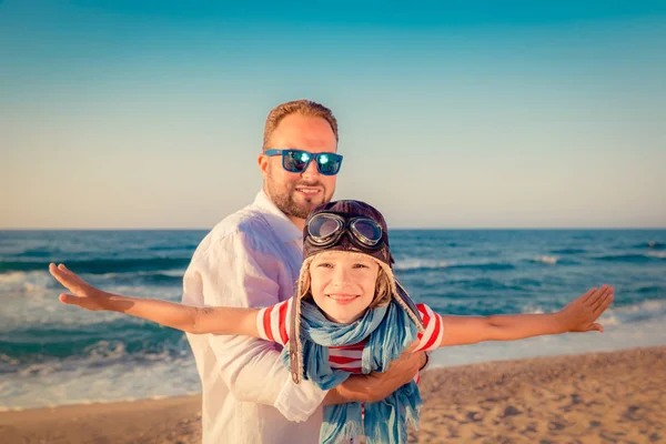 Padre e hijo contra el mar azul —  Fotos de Stock