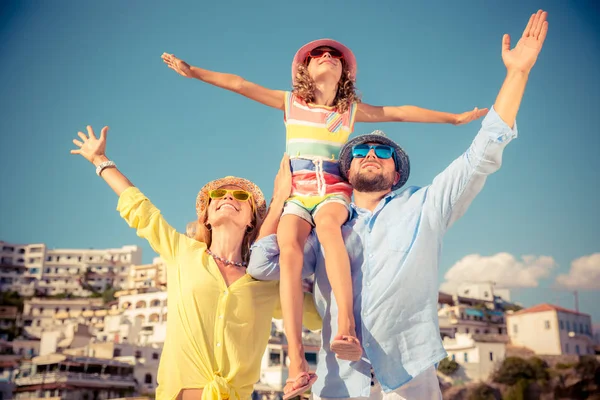 Glückliche Familie im Sommerurlaub — Stockfoto