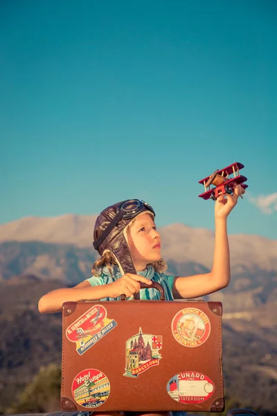 Bambino felice che gioca con aeroplano giocattolo — Foto Stock