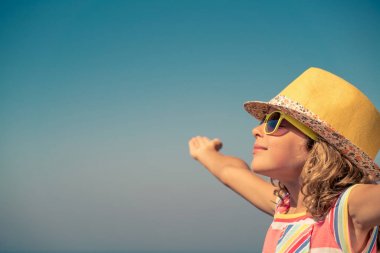 Yaz tatilindeki mutlu çocuk.