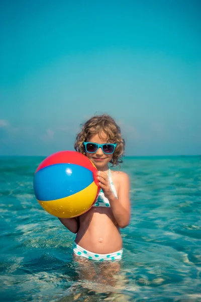 Niño feliz jugando en el mar — Foto de Stock