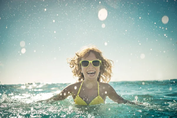 海で遊ぶ幸せな子供 — ストック写真