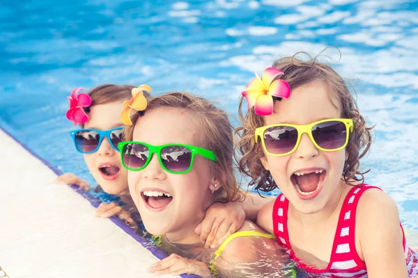 Bambini felici in piscina — Foto Stock