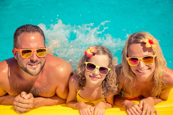 Счастливая семья веселится на летних каникулах — стоковое фото