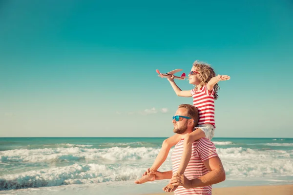 Família feliz se divertindo nas férias de verão — Fotografia de Stock