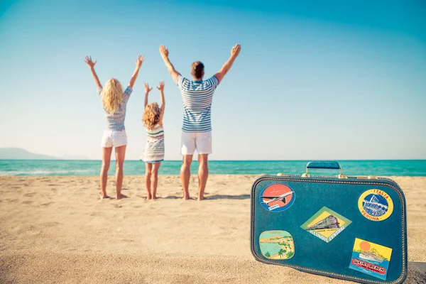 Família feliz se divertindo nas férias de verão — Fotografia de Stock